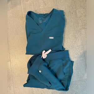 Figs The Set in Caribbean Blue